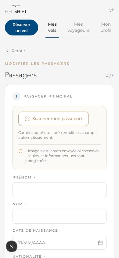 Depuis « Enregistrer les passagers » (« Modifier les passagers » sur le récapitulatif du vol) : un formulaire par passager, avec le bouton « Scanner mon passeport » actif (scan MRZ réel, contrairement au carnet).